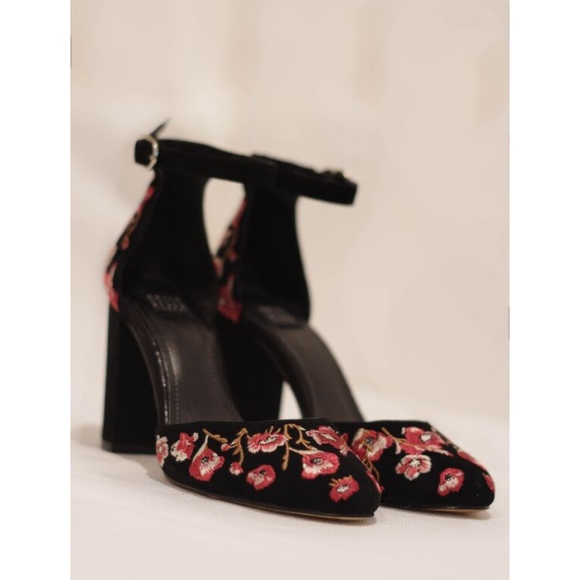 White House Black Market Shoes - White House Black Market WHBM Piper chunky Heels